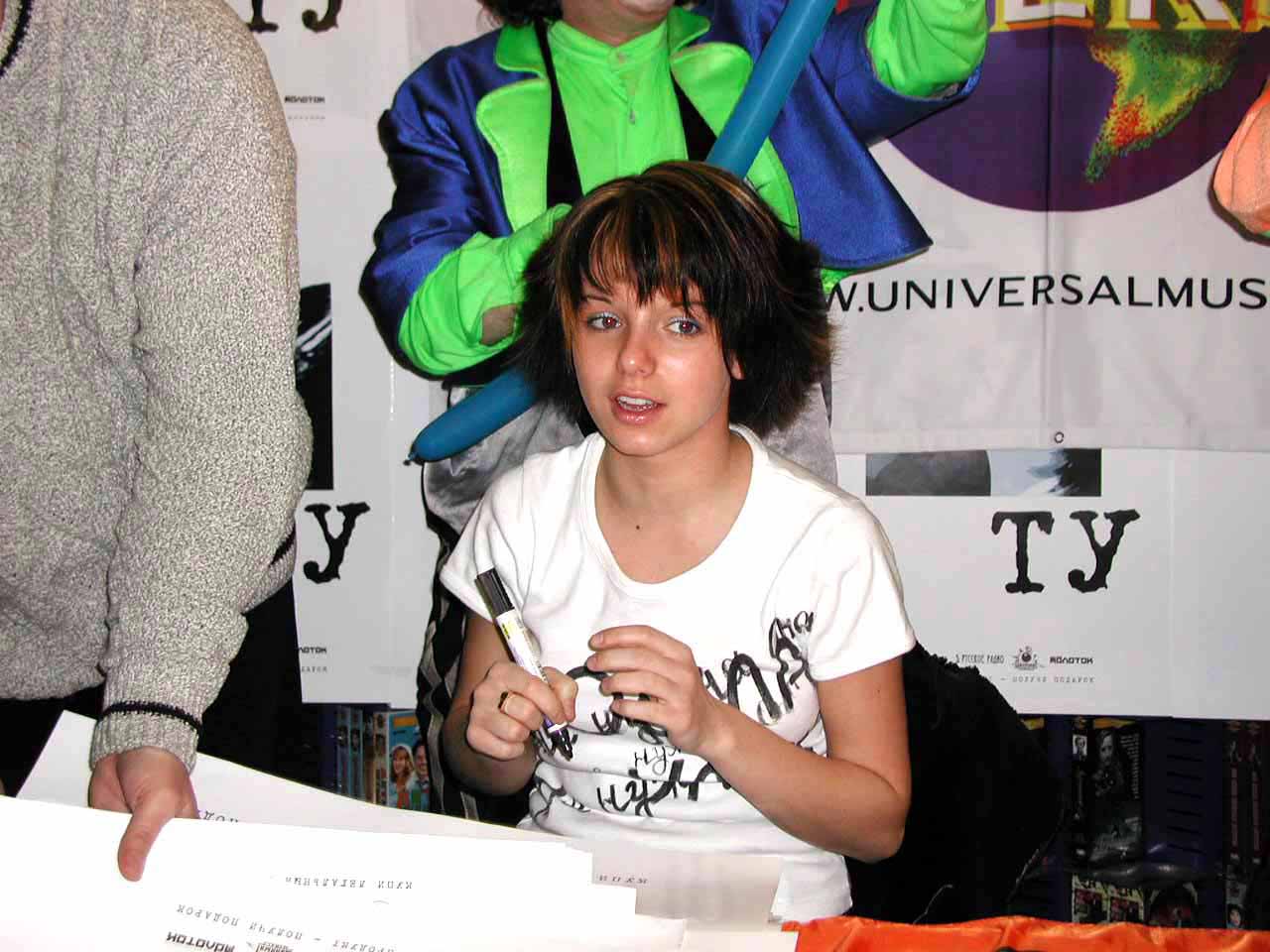 Autograph session in GUM 28.02.2002