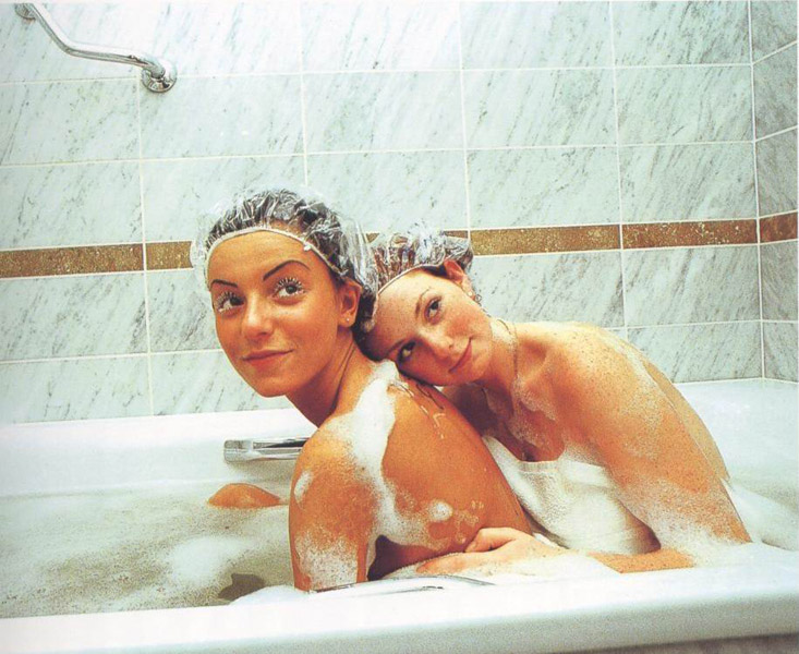 Лесбиянки принимают ванну