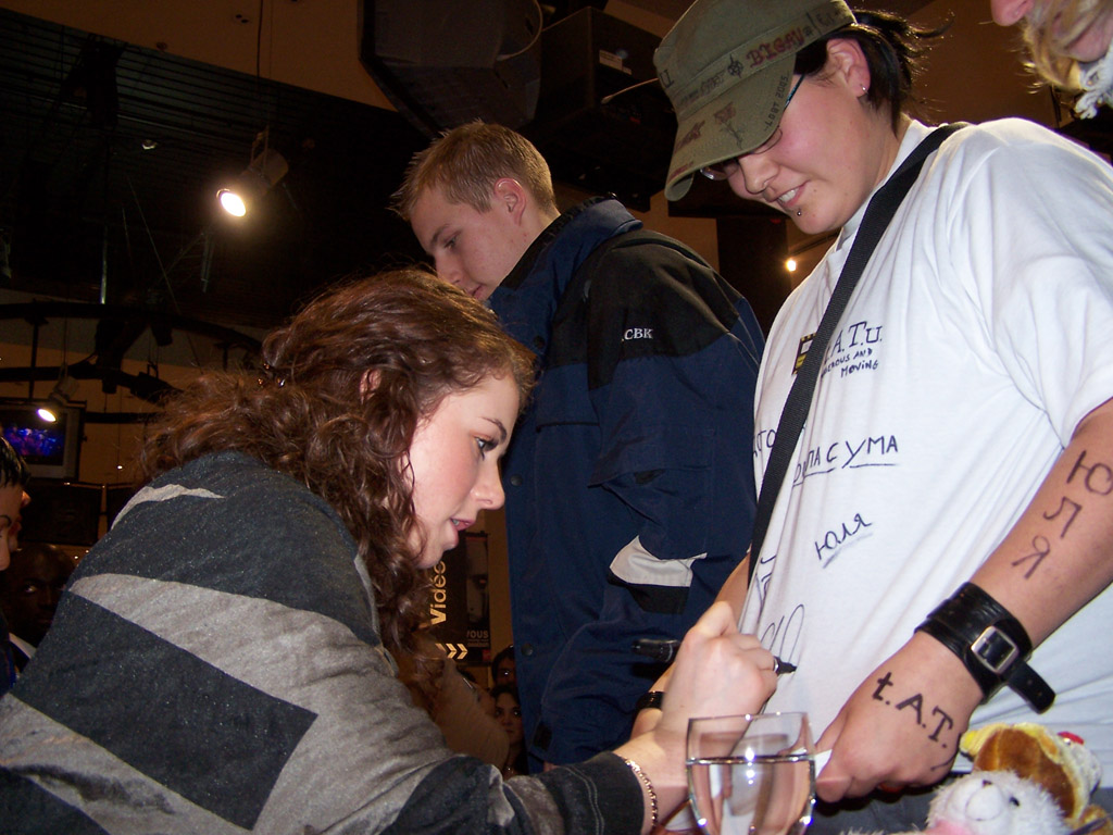 Autograph session in Virgin Megastore 19.11.2005
